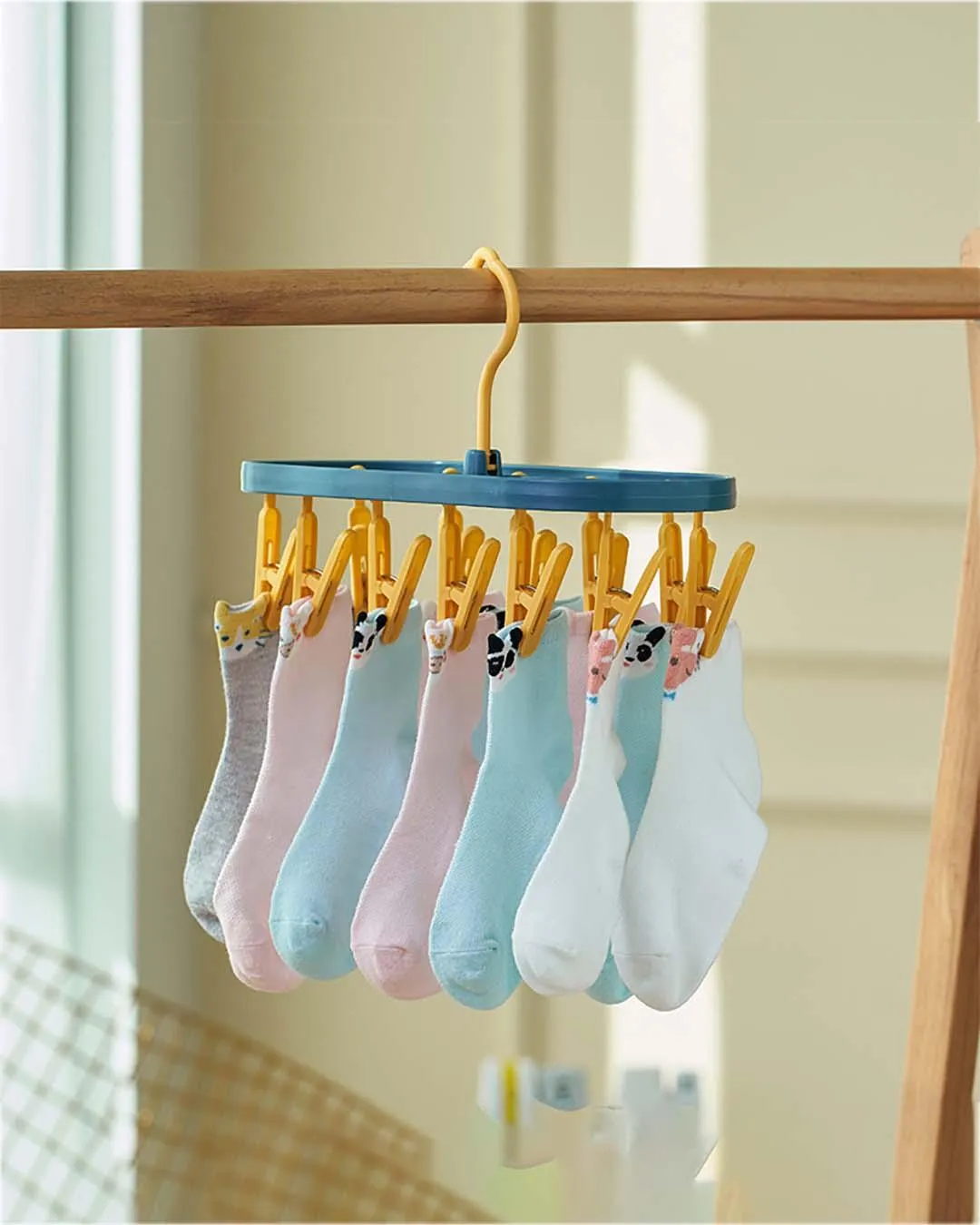 Plastic, Hanger With 12 Clips, Colorblock, Matt : Finish, Multicolor